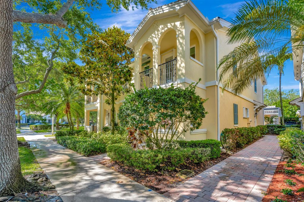 Photo of 216 Barcelona Drive, Jupiter, FL 33458 (MLS # B26026287)