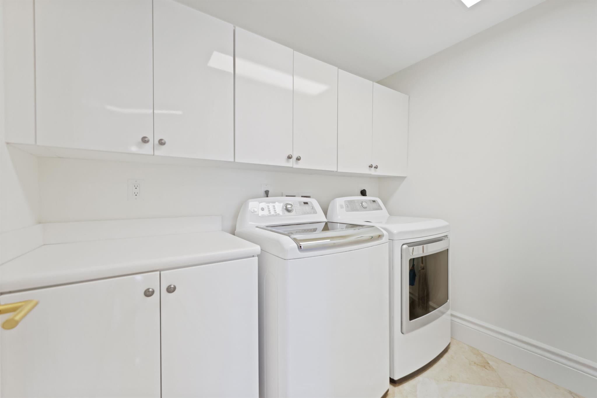 200 EAST PALMETTO PARK CO - Residential Lease