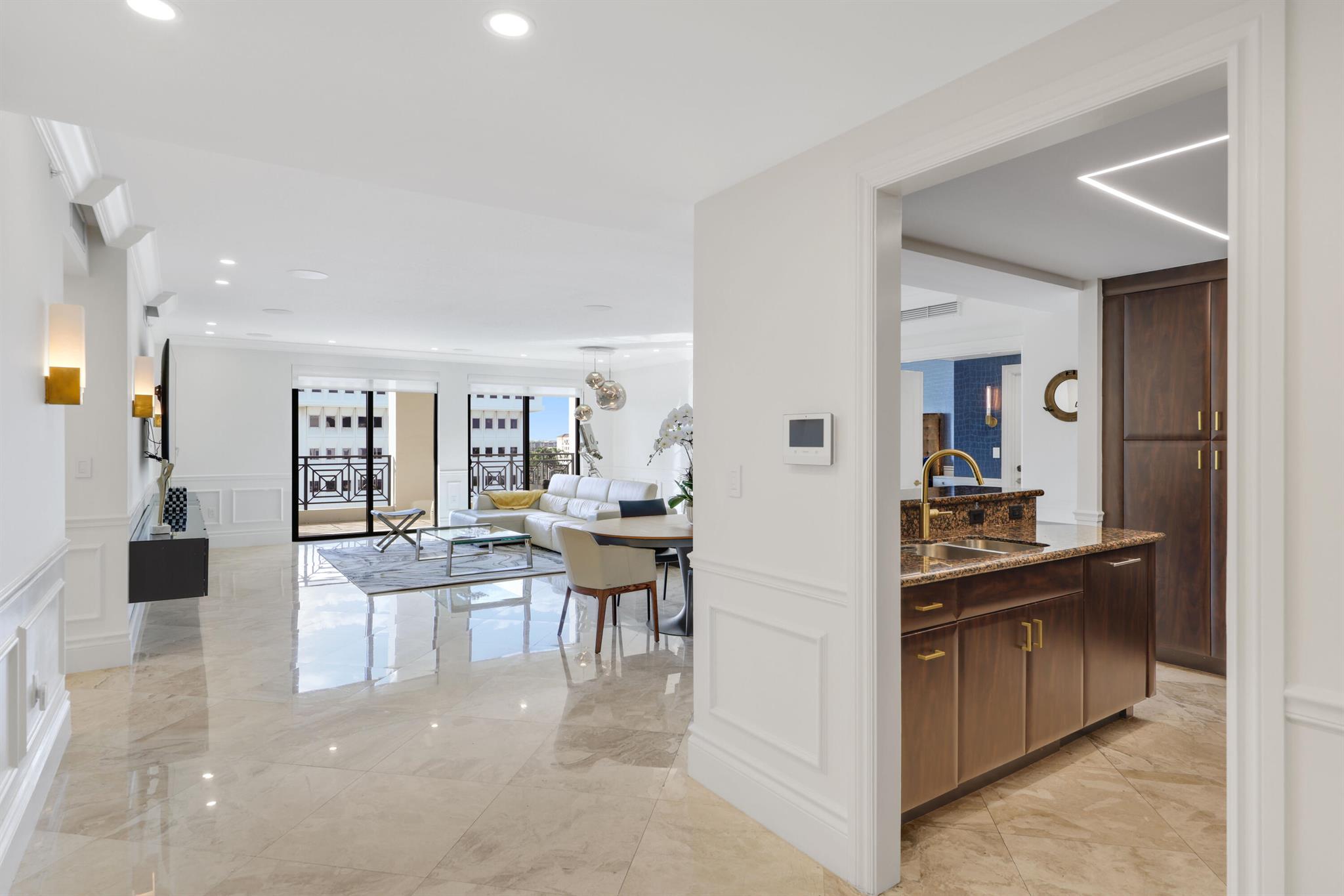 200 EAST PALMETTO PARK CO - Residential Lease