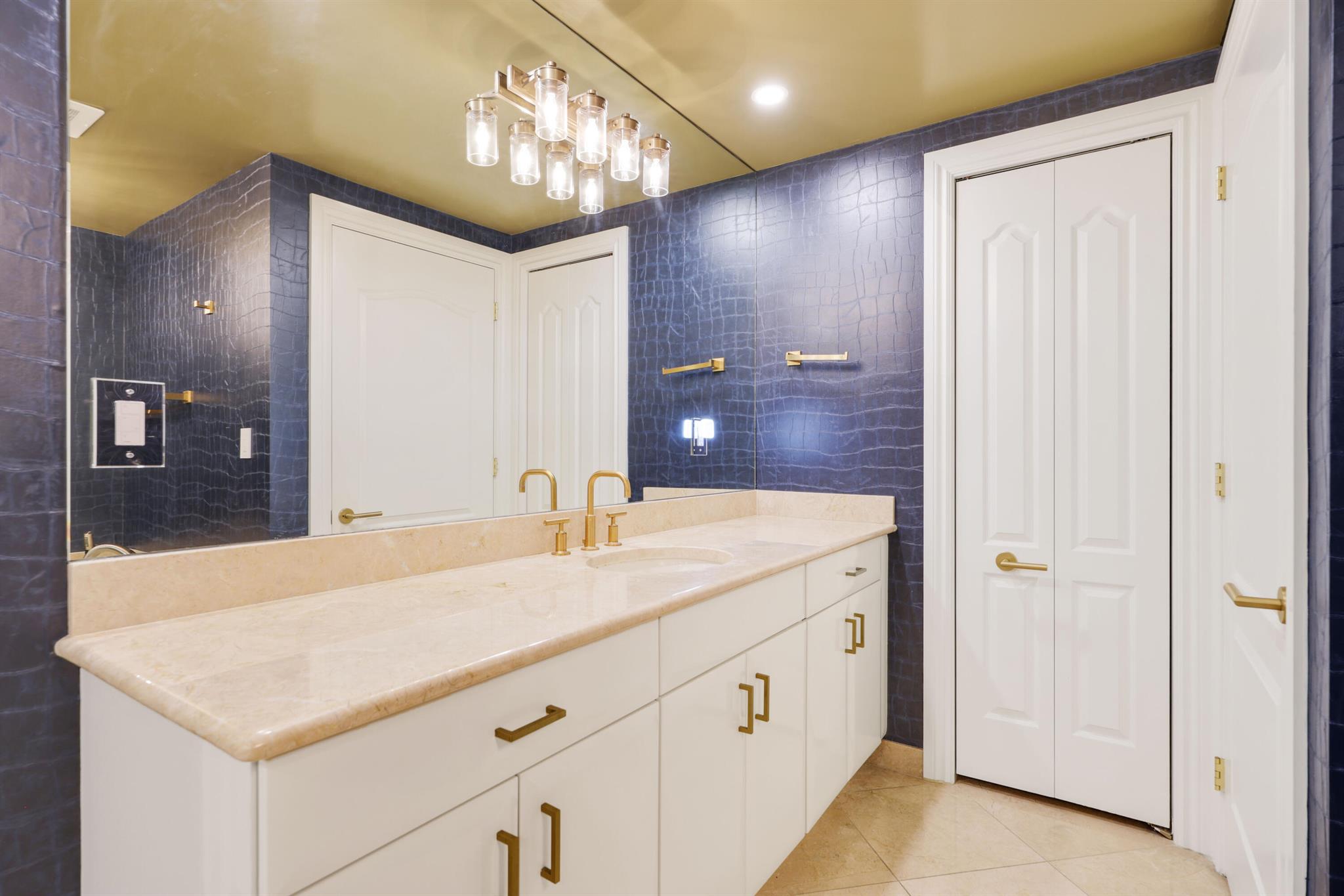 200 EAST PALMETTO PARK CO - Residential Lease