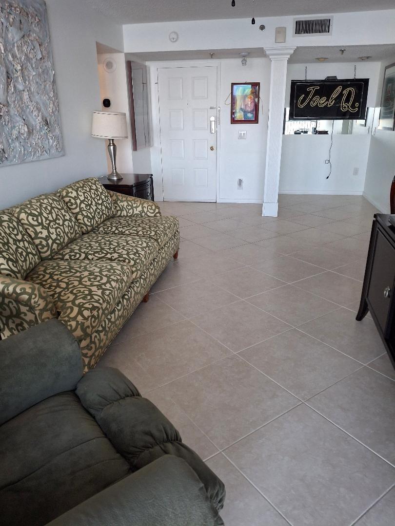 105 Lake Emerald Dr 814