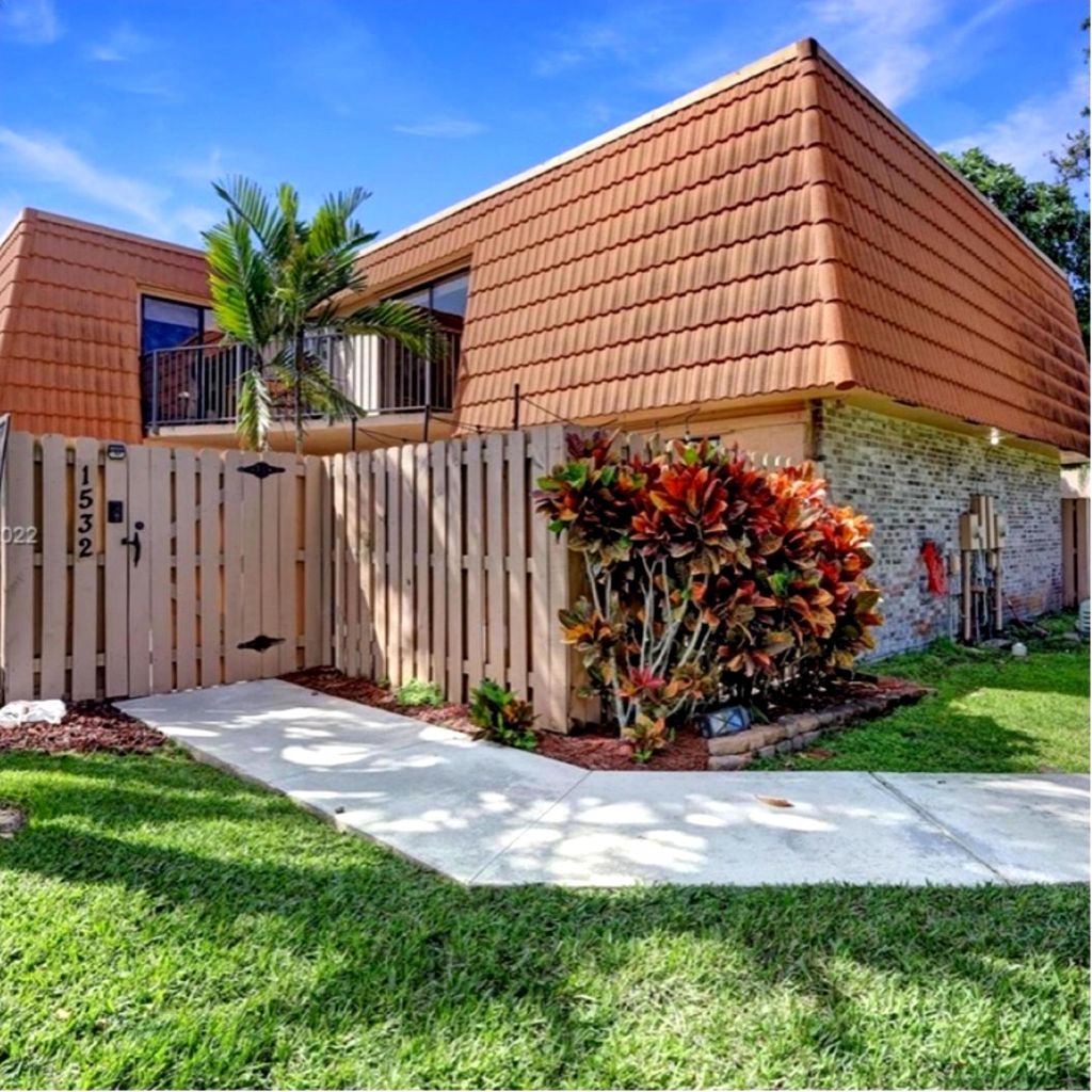 Photo of 1532 W Harmony Lake Circle, Davie, FL 33324 (MLS # B26010136)