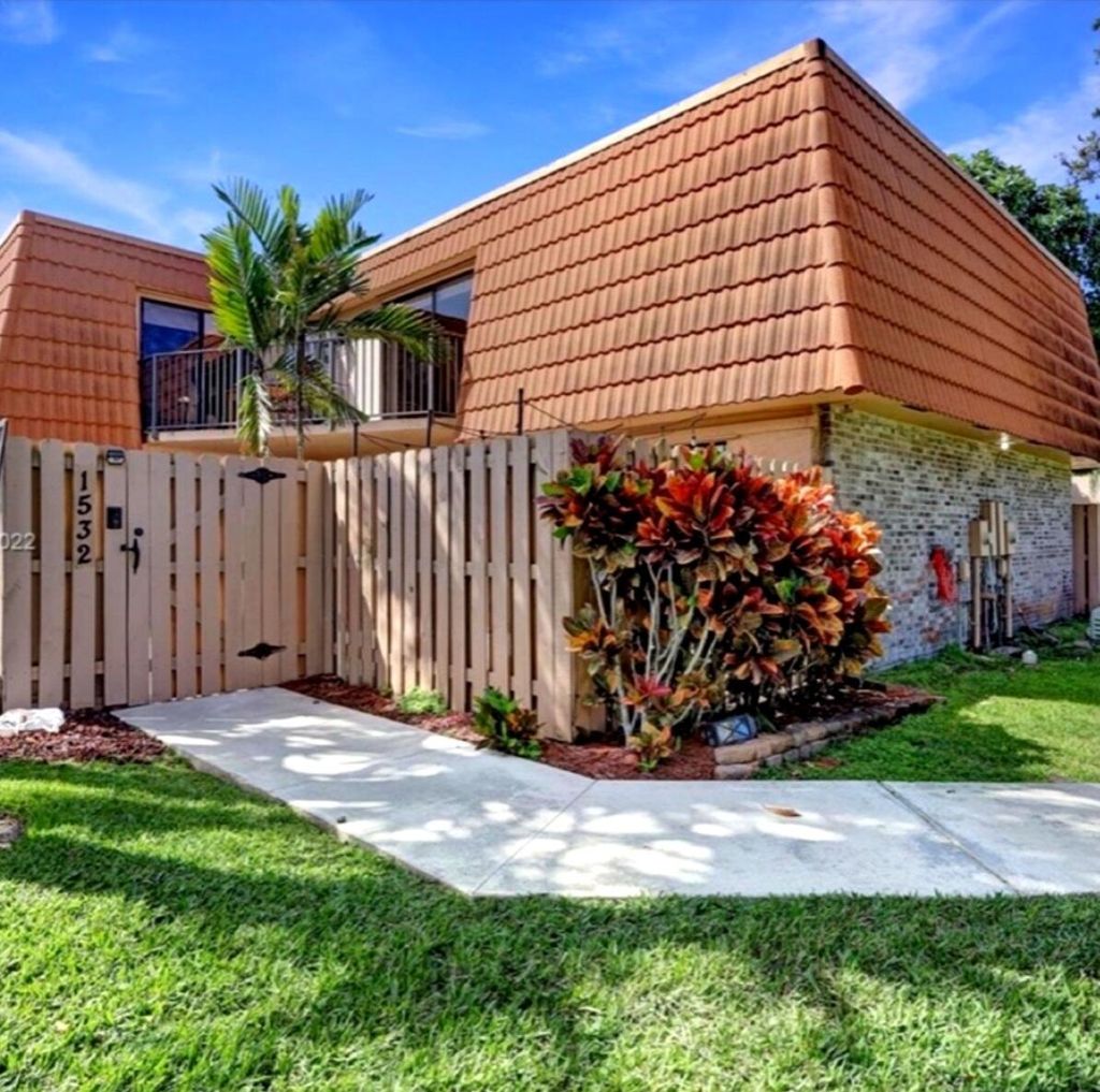 Photo of 1532 W Harmony Lake Circle, Davie, FL 33324 (MLS # B26010136)