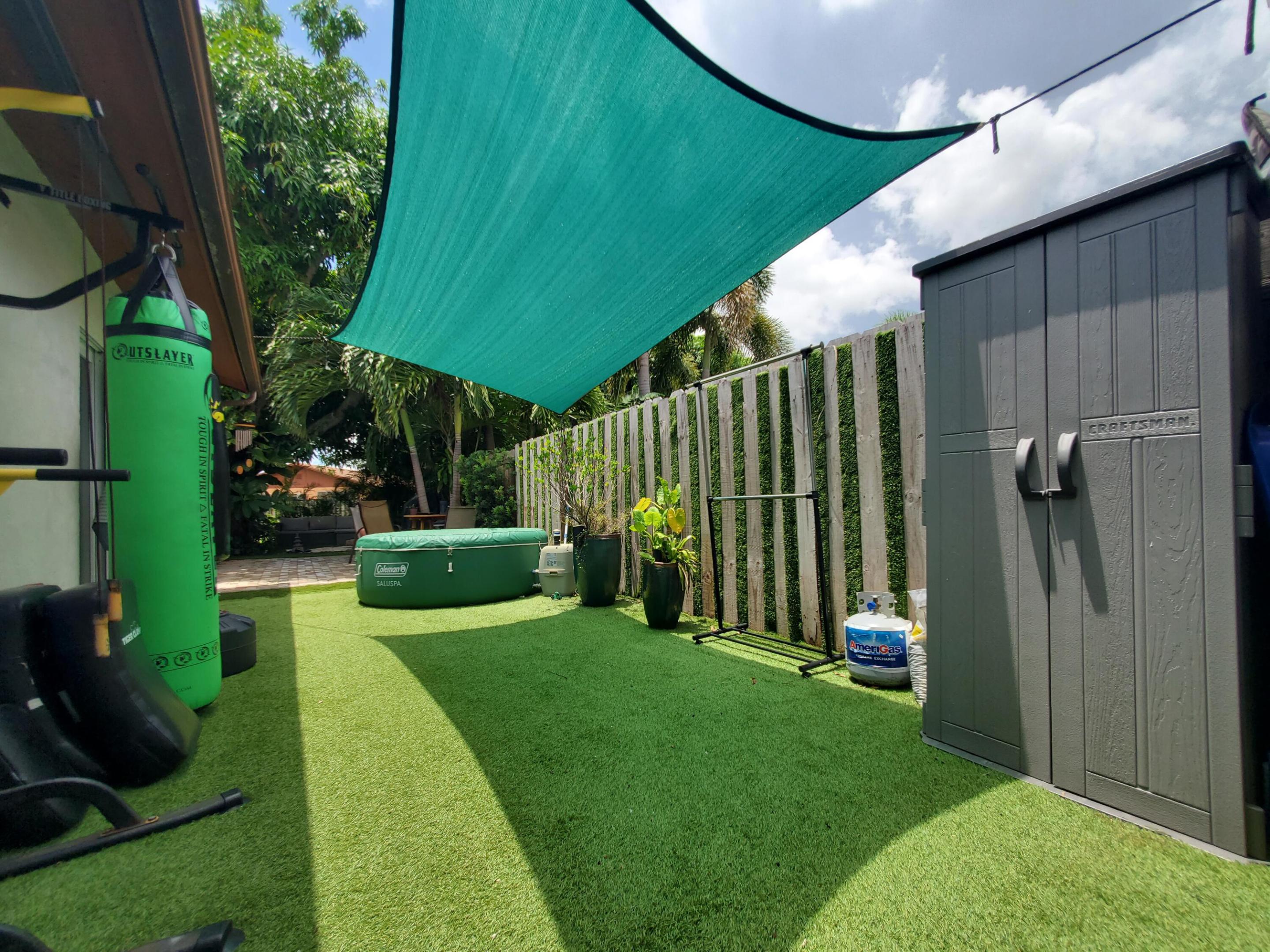 LOS MANGOS PATIO VILLAS AND TOWNHOMES - Residential