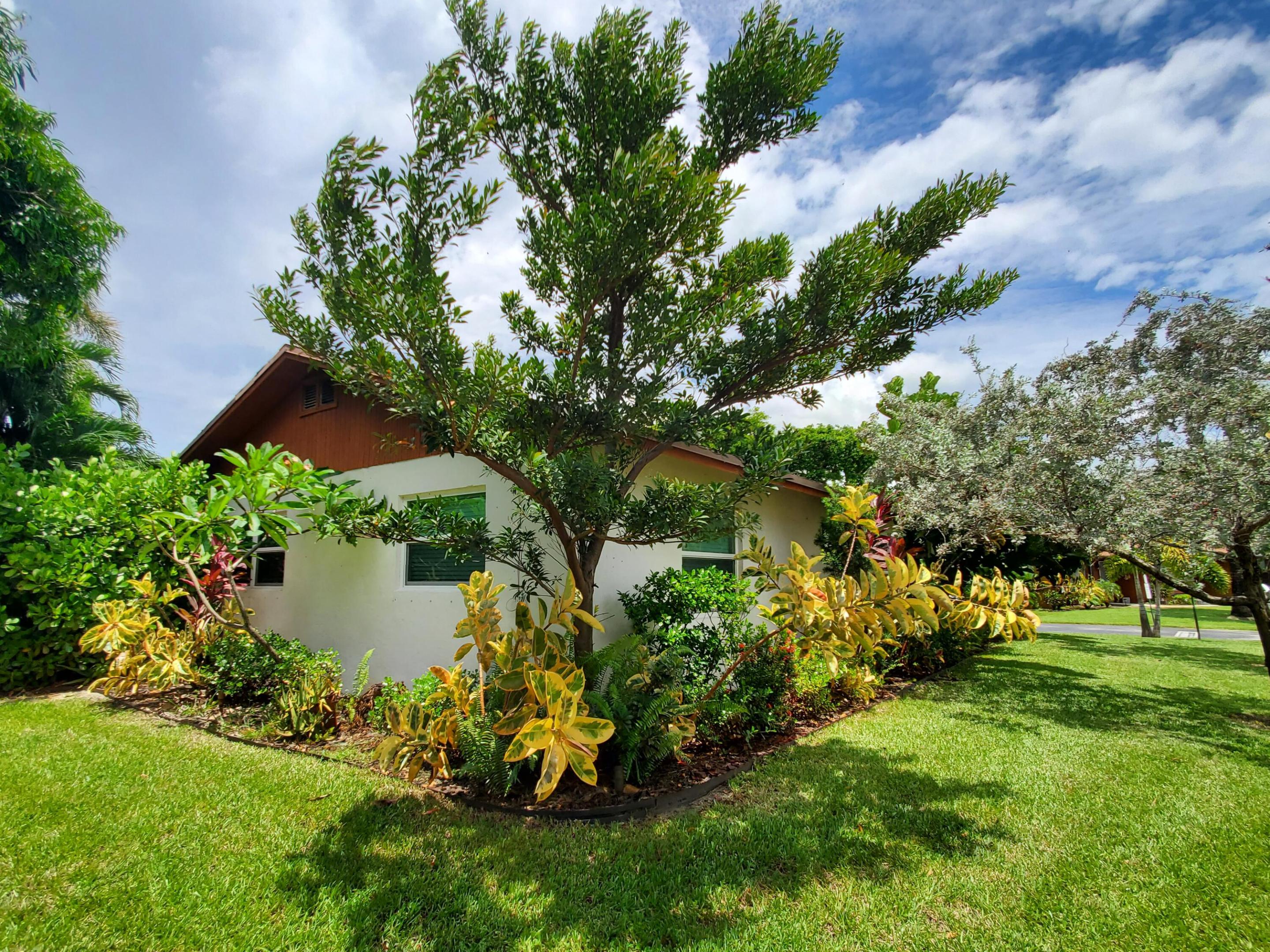 LOS MANGOS PATIO VILLAS AND TOWNHOMES - Residential