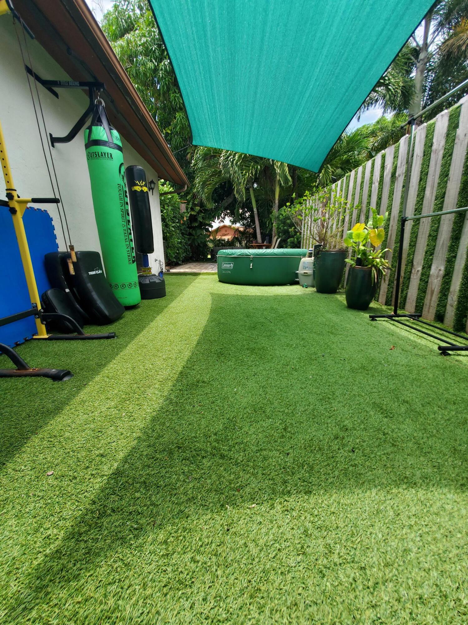 LOS MANGOS PATIO VILLAS AND TOWNHOMES - Residential