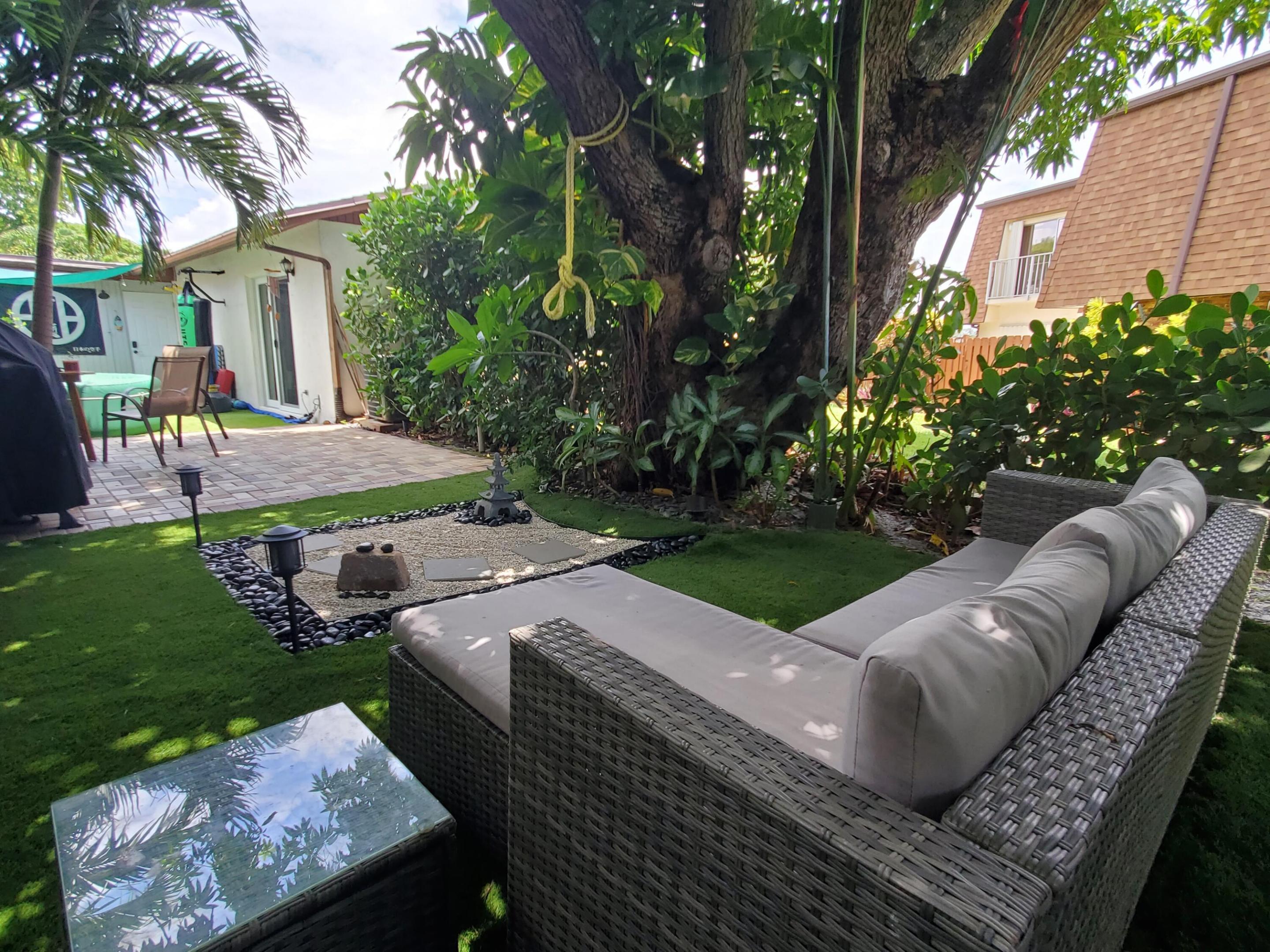 LOS MANGOS PATIO VILLAS AND TOWNHOMES - Residential