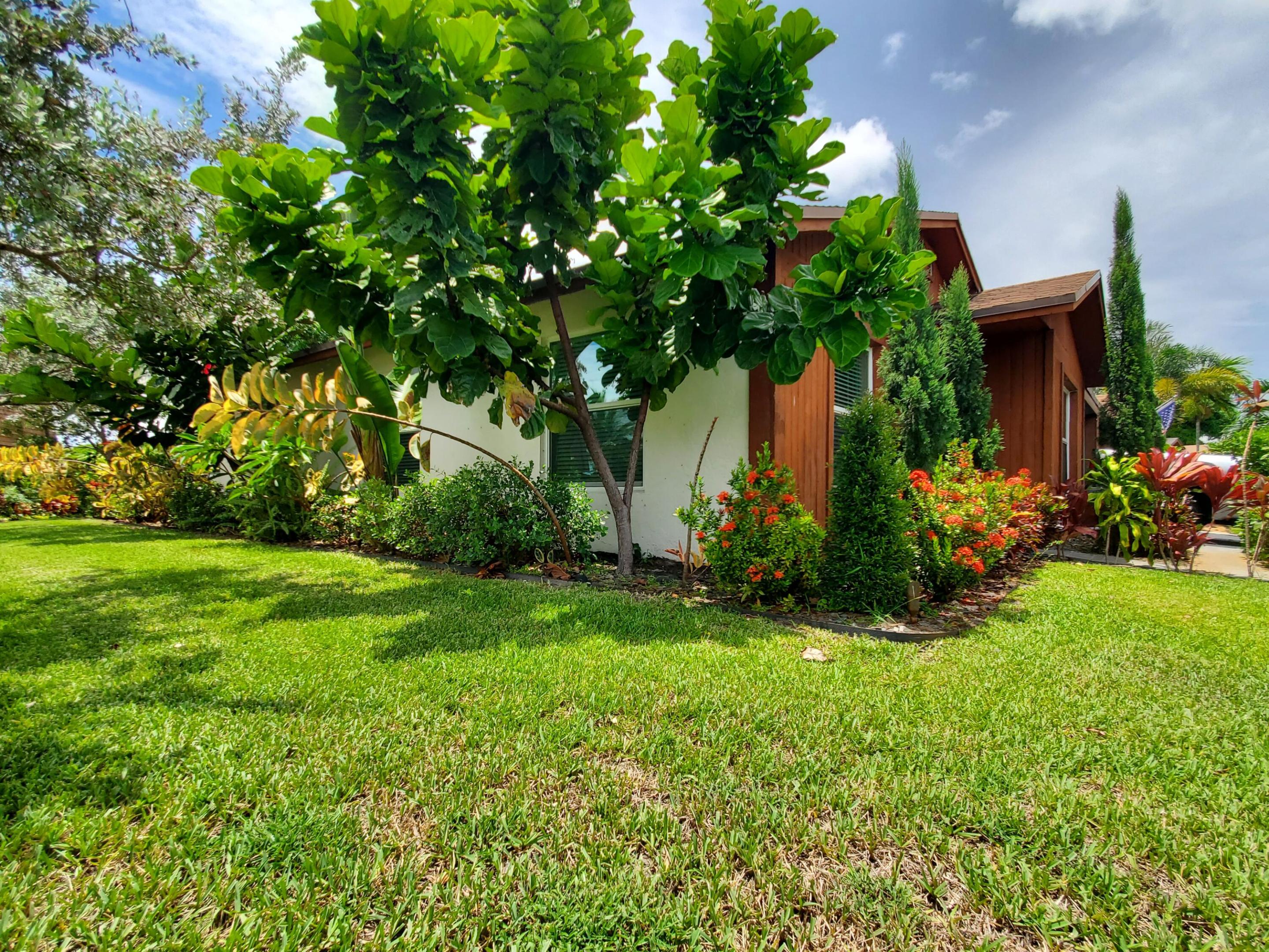 LOS MANGOS PATIO VILLAS AND TOWNHOMES - Residential