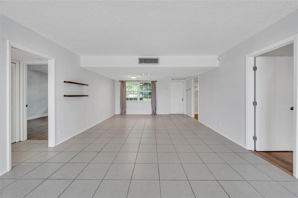 Photo of 905 Cypress Terrace #205, Pompano Beach, FL 33069 (MLS # F10483844)