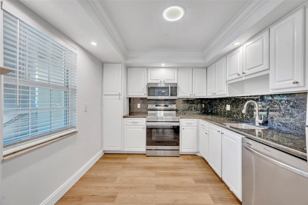 Photo of 905 Cypress Terrace #205, Pompano Beach, FL 33069 (MLS # F10483844)