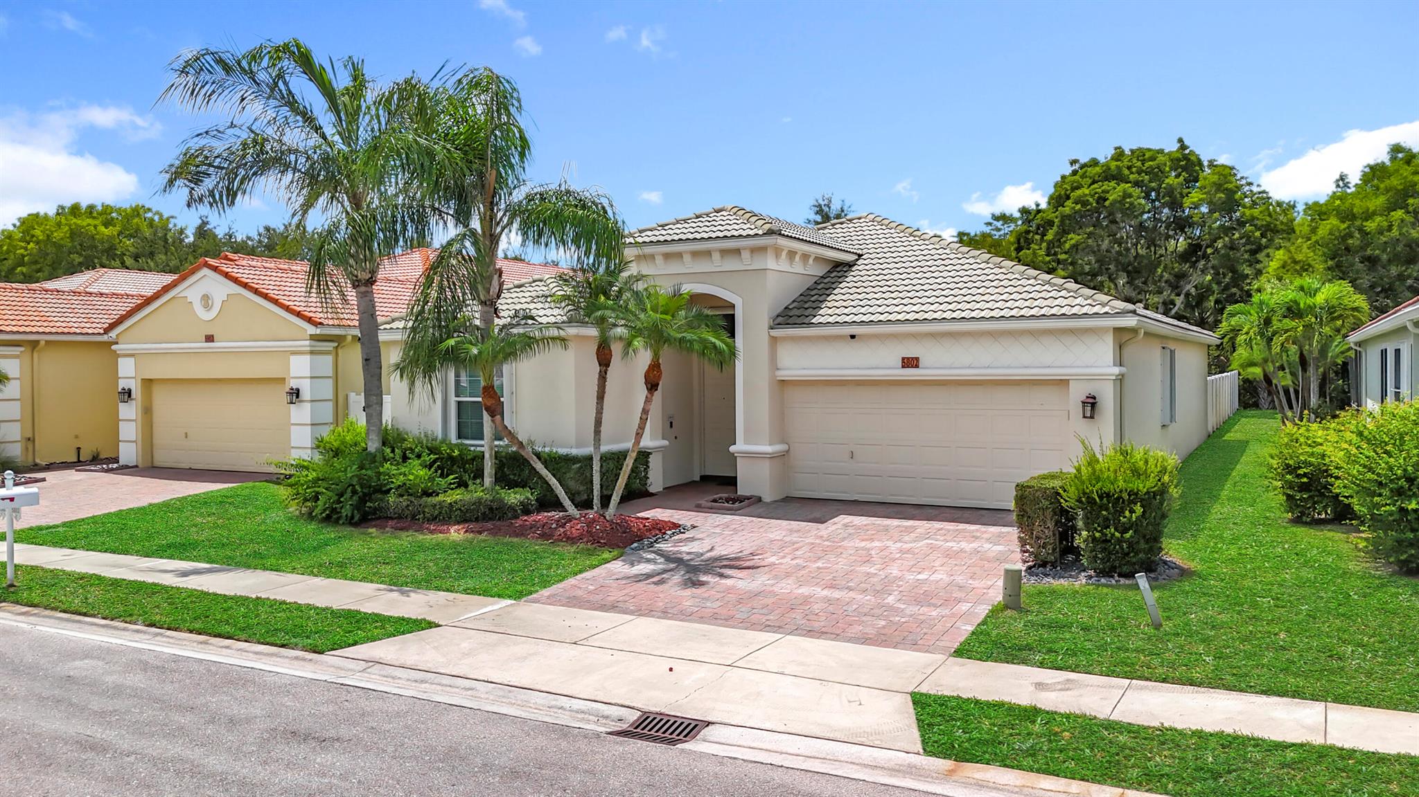 5802 N San Andros
