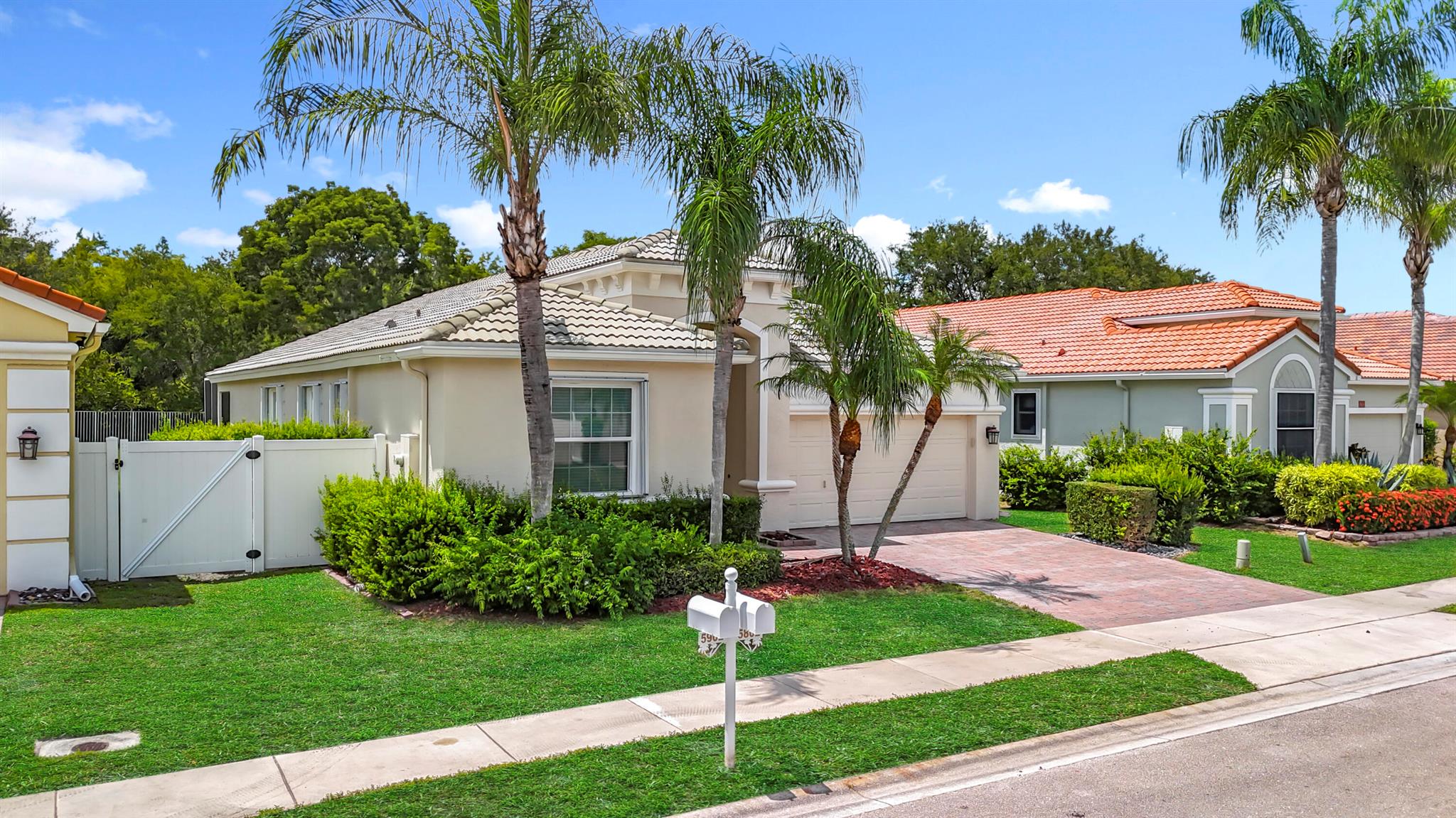 5802 N San Andros