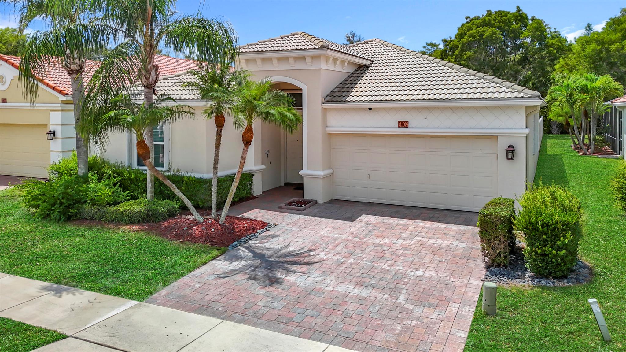 5802 N San Andros