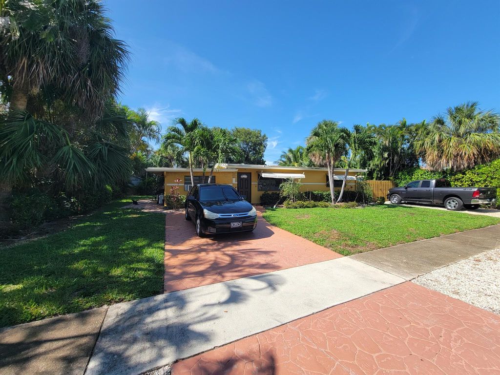 Photo of 435 NE 5th Street, Boca Raton, FL 33432 (MLS # R11105828)