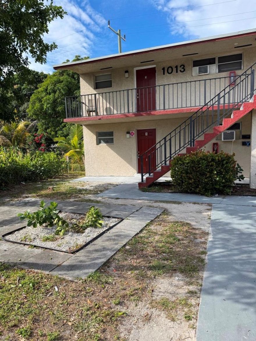 Updated 1 bedroom/ 1 bathroom that is just waiting for you to call it home. This adorable unit is in the heart of Lake Worth, minutes from I-95, dining, and shopping