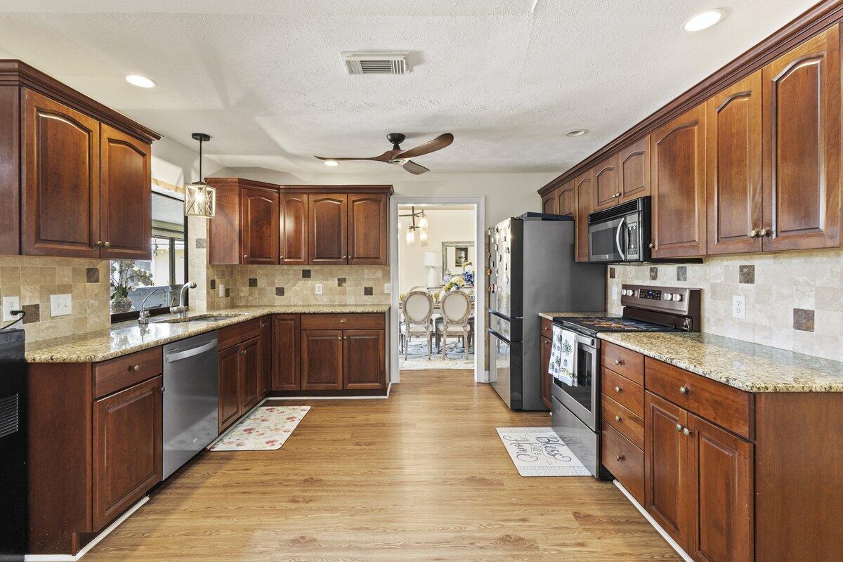 COUNTRY CLUB ESTATES - Residential