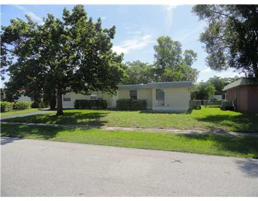 Recently Update Home 4 Bedrooms and a Den! New Kitchen Cabinets, New Appliances, Tile Flooring trough all the unit. New Fenced yard.
