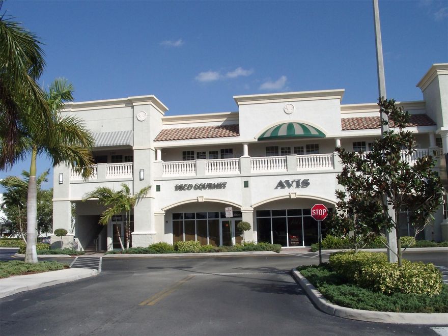 WESTON !! Great location. Office space for lease. 
1,060 SF available. Office has reception area, conference room and 3 private offices.

Price:  $ 26 SF + CAM $ 13.90 SF.

Must see!!