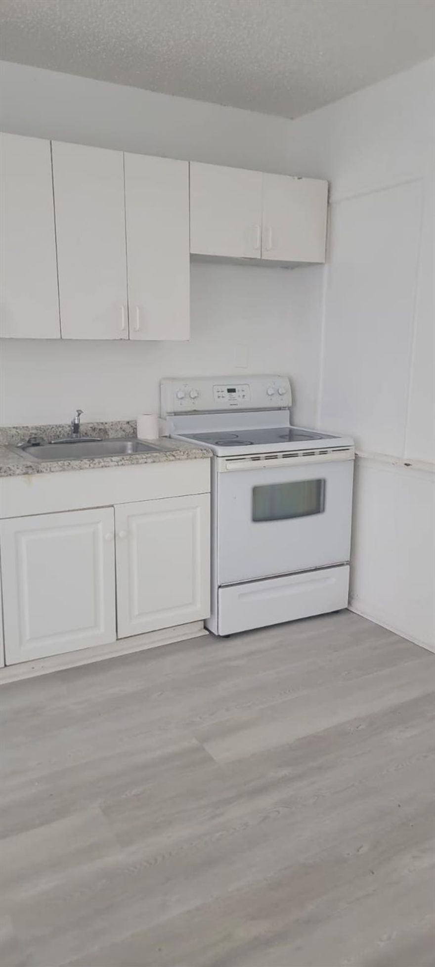 very nice large 1 bedroom 1 bathroom apaertment with new wood floor
 large bedroom with walk in closet full bathroom with a tub 
Great central location 
water are  included 
ready to movie in