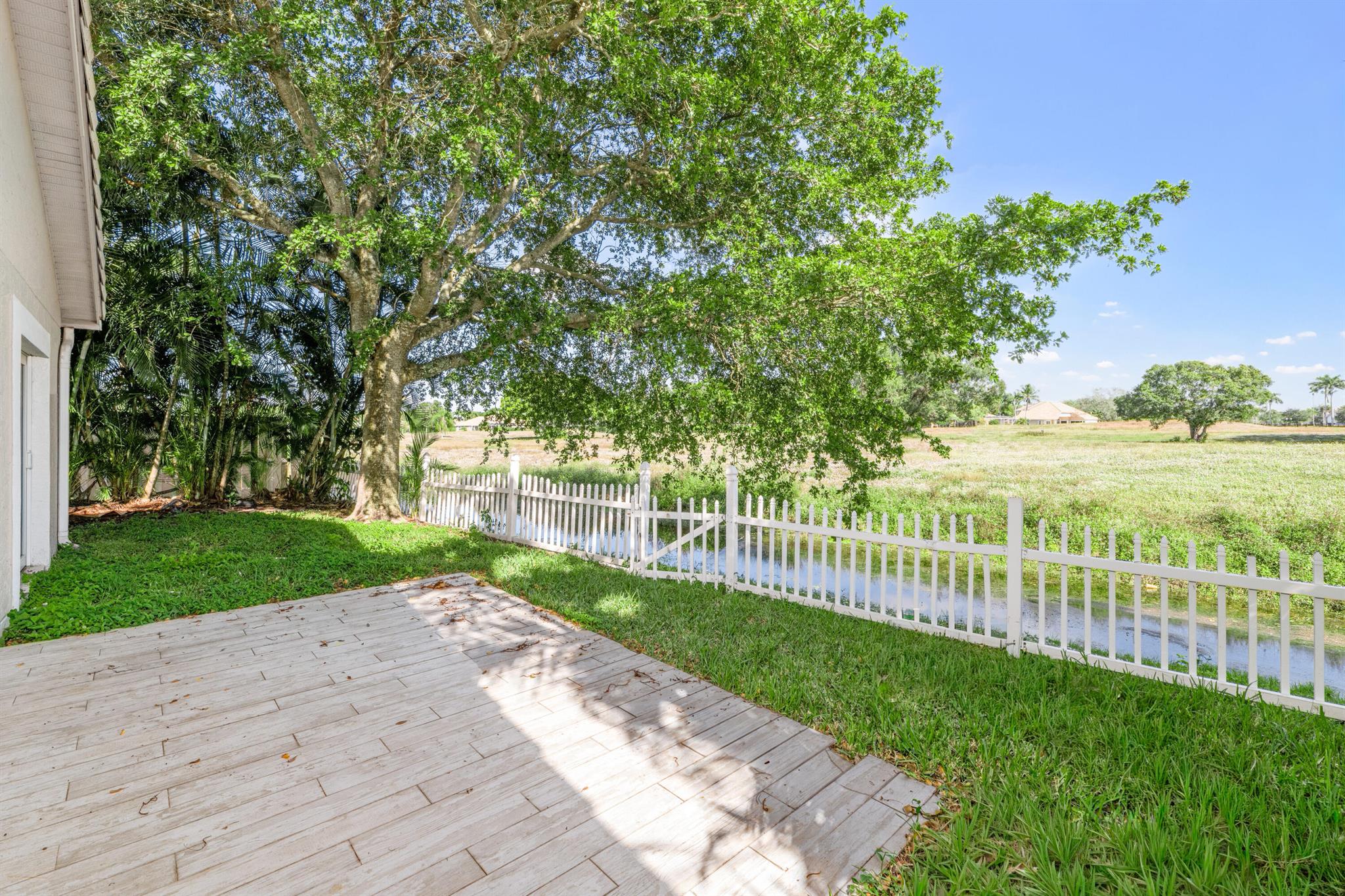 FAIRWAY COVE OF WELLINGTO - Residential