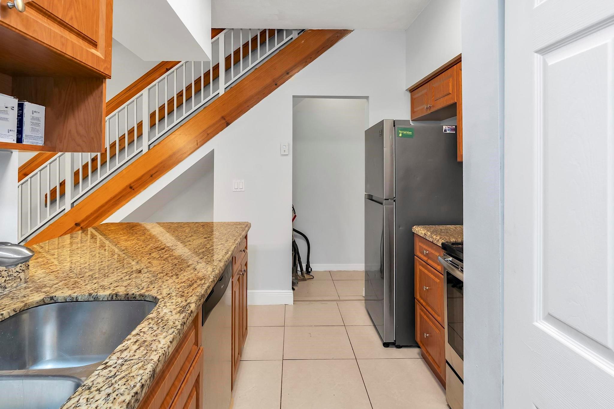 LA HACIENDA COUNTRY CLUB - Residential Lease