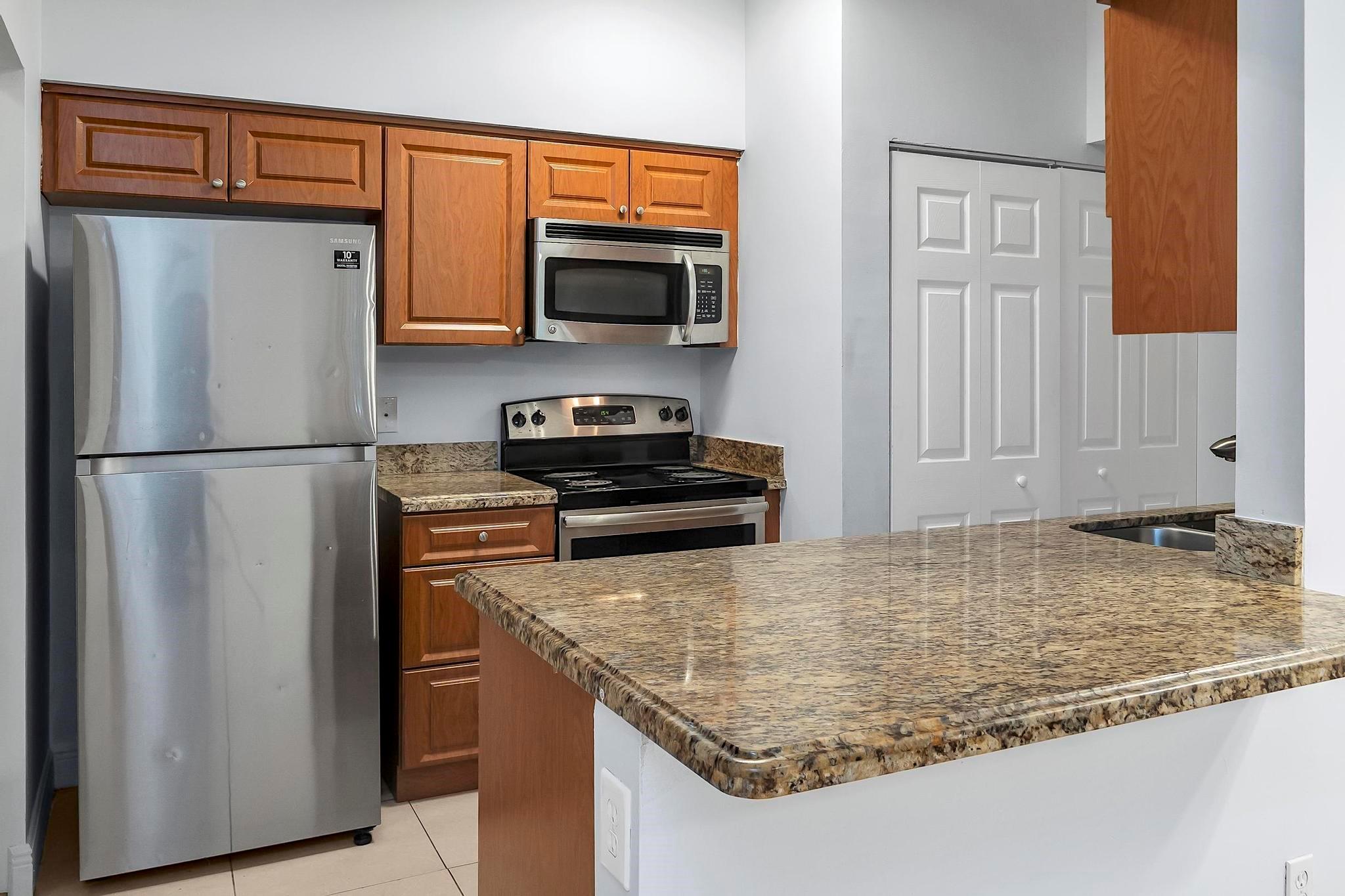 LA HACIENDA COUNTRY CLUB - Residential Lease