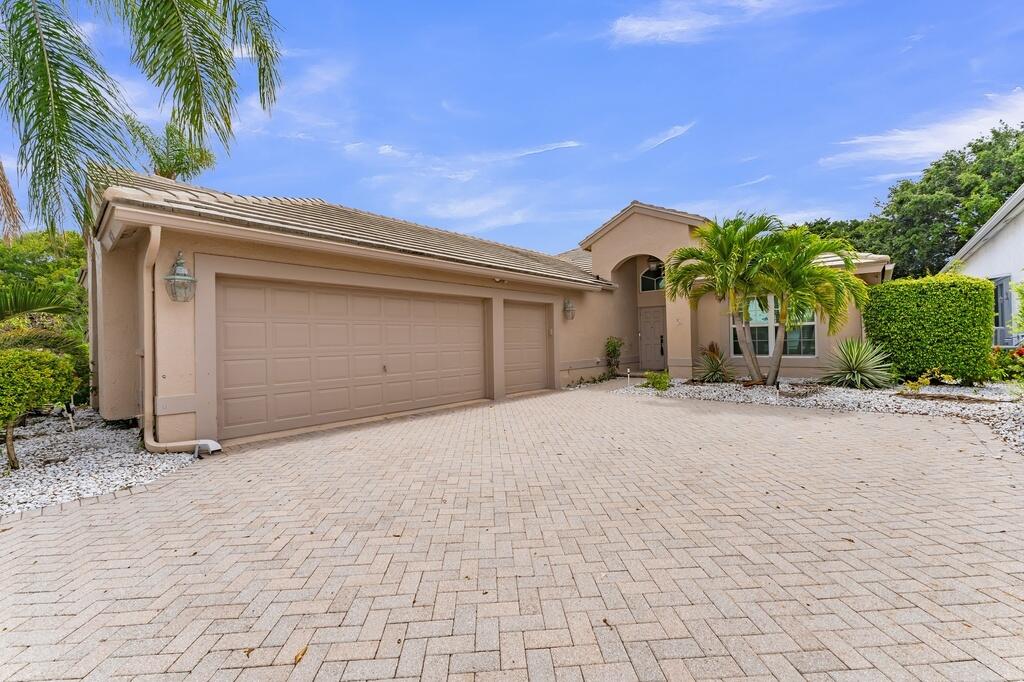 6429 Three Lakes