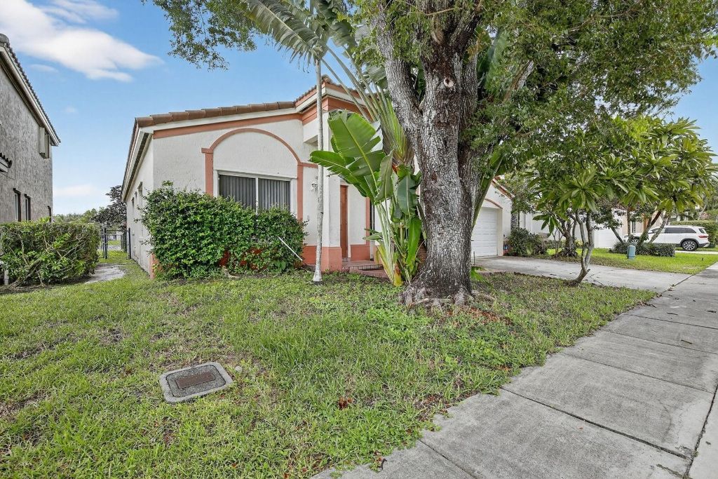 Photo of 1601 SW 106th Terrace, Davie, FL 33324 (MLS # F10543539)
