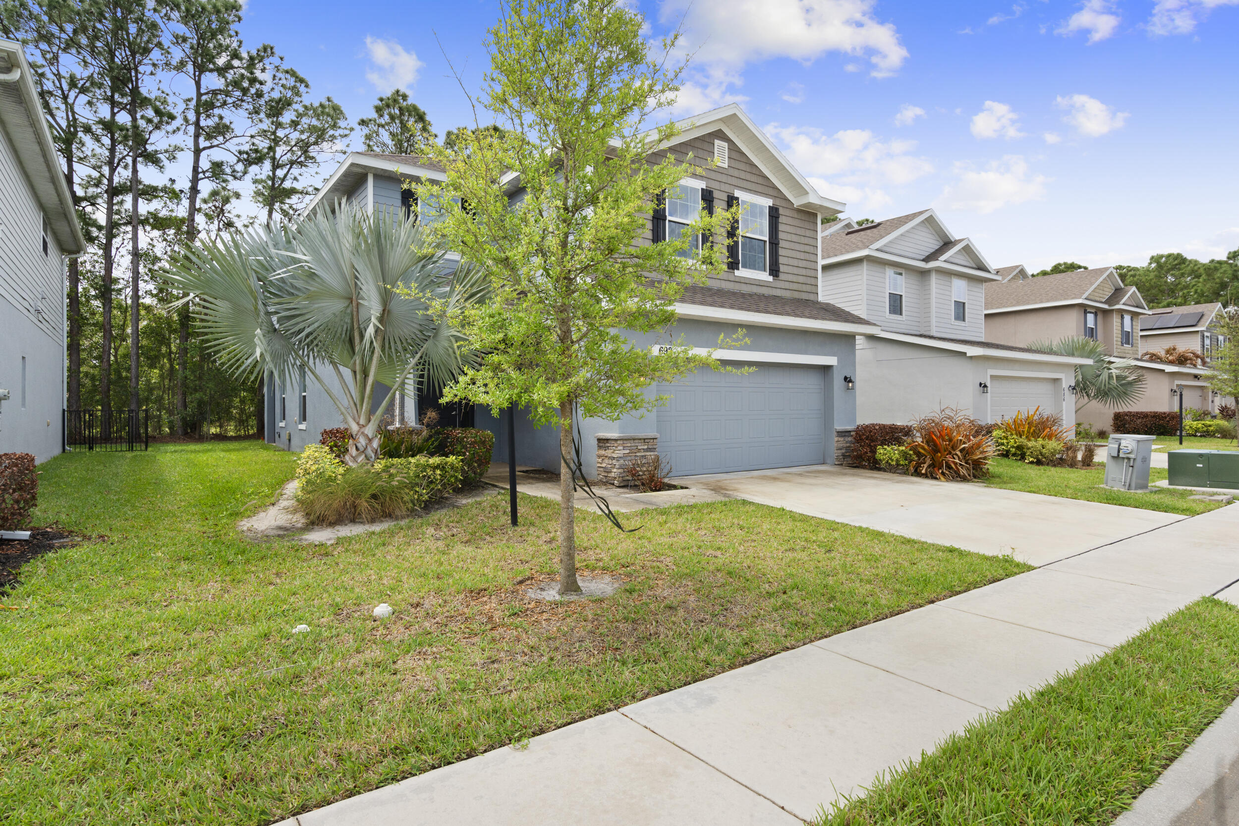 692 NE Turtleback Trail