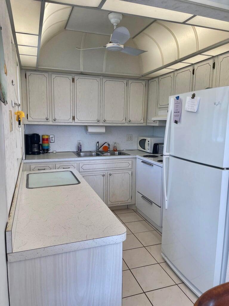 MURRY HILLS APT BLDG COND - Residential Lease