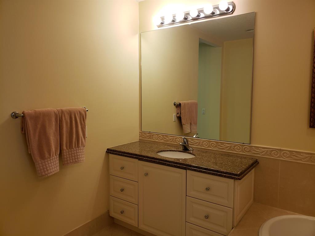 HARBOUR ISLE AT HUTCHINSON ISLAND WEST, A CONDOMIN - Residential Lease