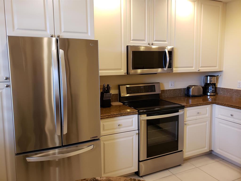 HARBOUR ISLE AT HUTCHINSON ISLAND WEST, A CONDOMIN - Residential Lease