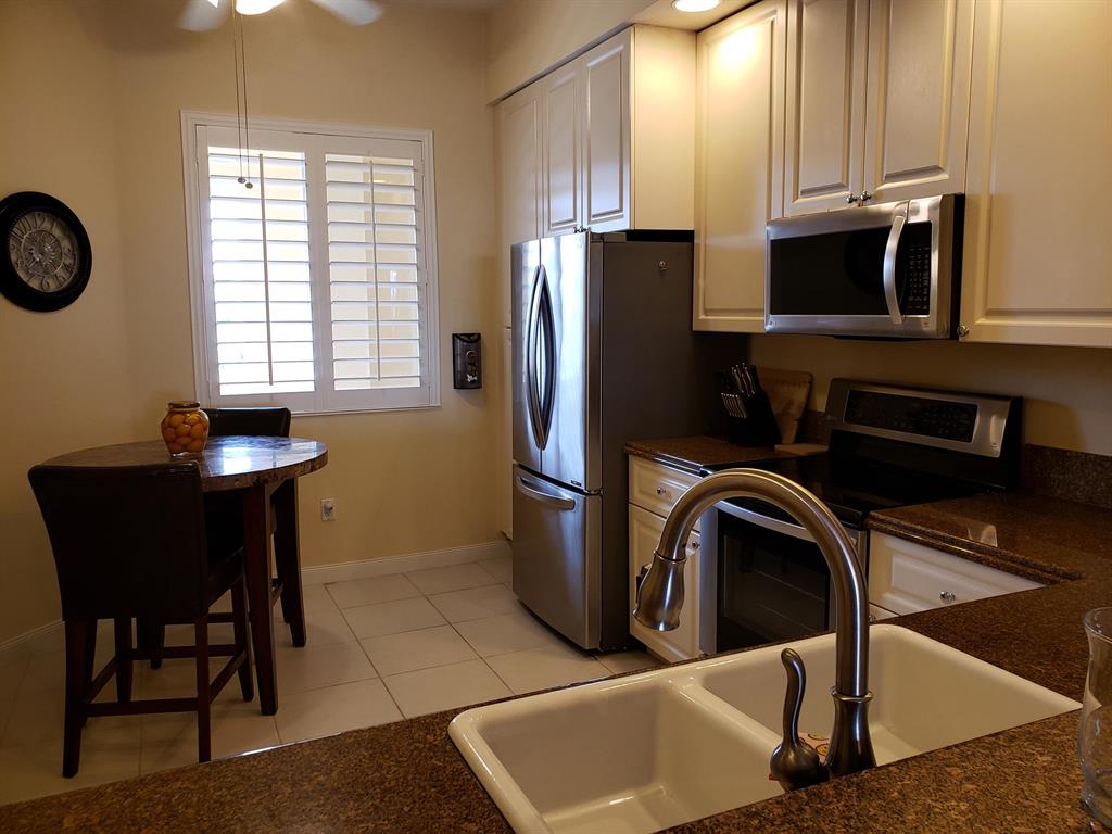 HARBOUR ISLE AT HUTCHINSON ISLAND WEST, A CONDOMIN - Residential Lease