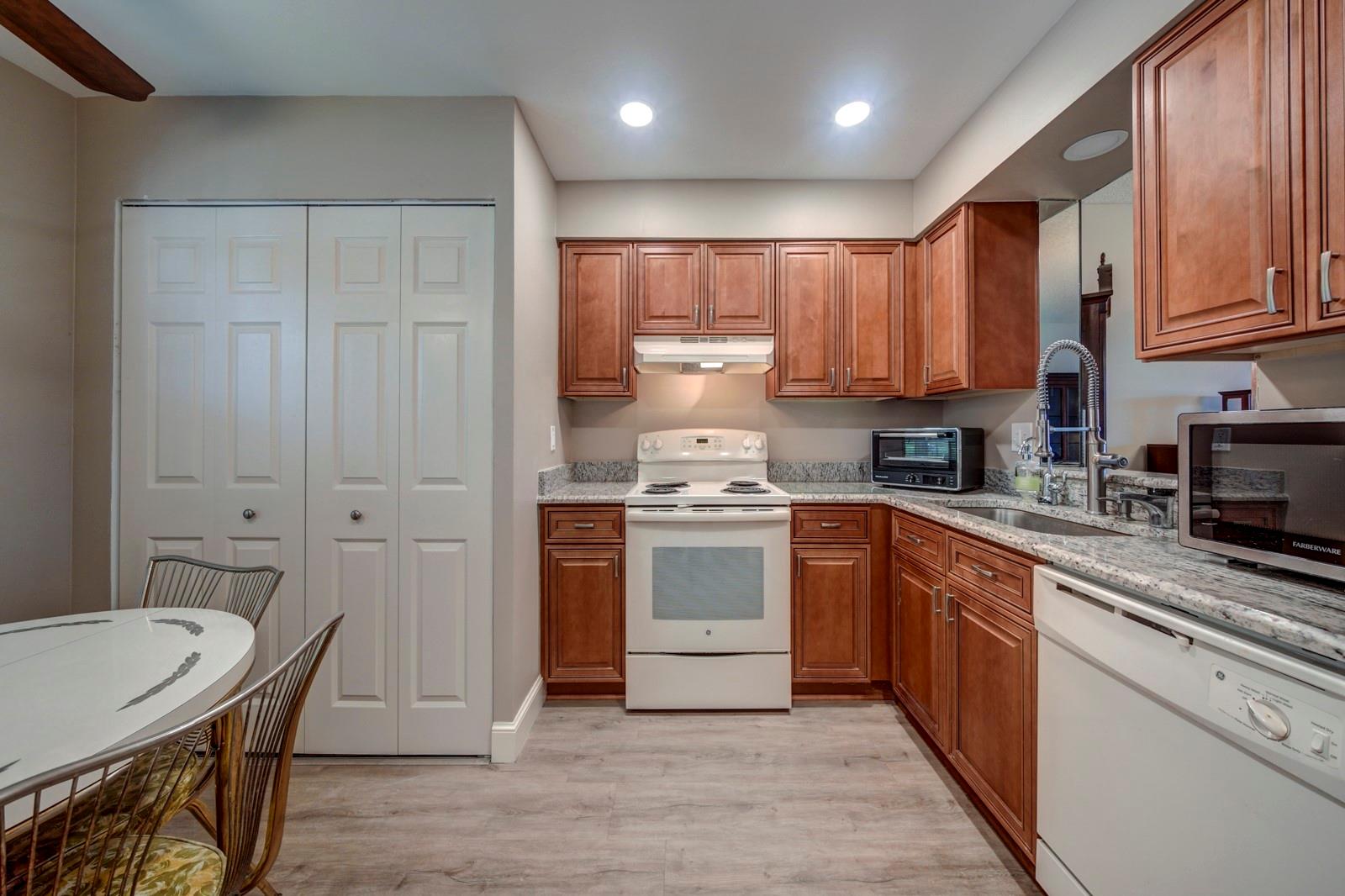 Palm Lakes - Residential