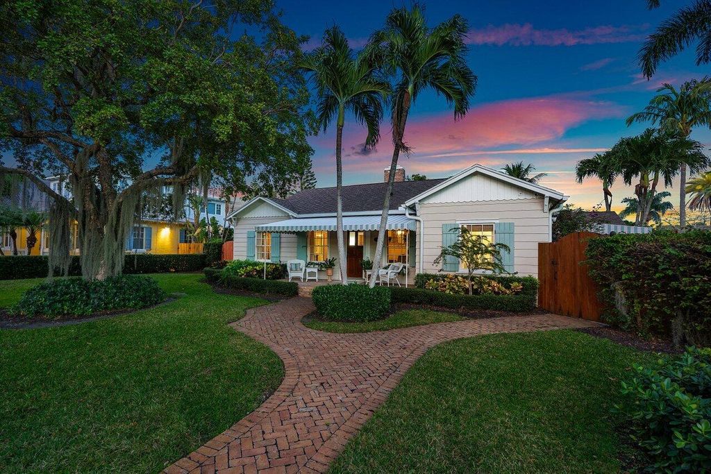 Photo of 521 N Swinton Avenue, Delray Beach, FL 33444 (MLS # R10977687)