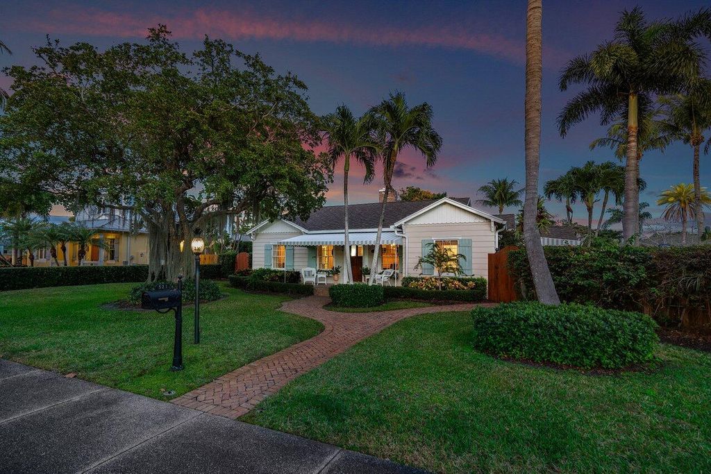 Photo of 521 N Swinton Avenue, Delray Beach, FL 33444 (MLS # R10977687)