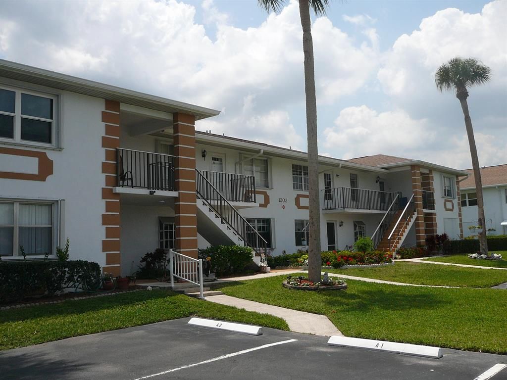 Photo of 1203 S Lakes End Drive #D-2, Fort Pierce, FL 34982 (MLS # R10712087)