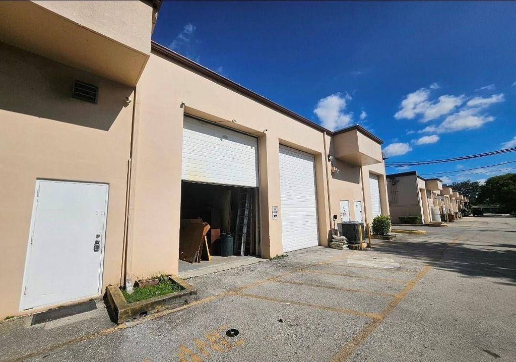 Photo of 2041 SW 70th Avenue, Davie, FL 33317 (MLS # F10539951)