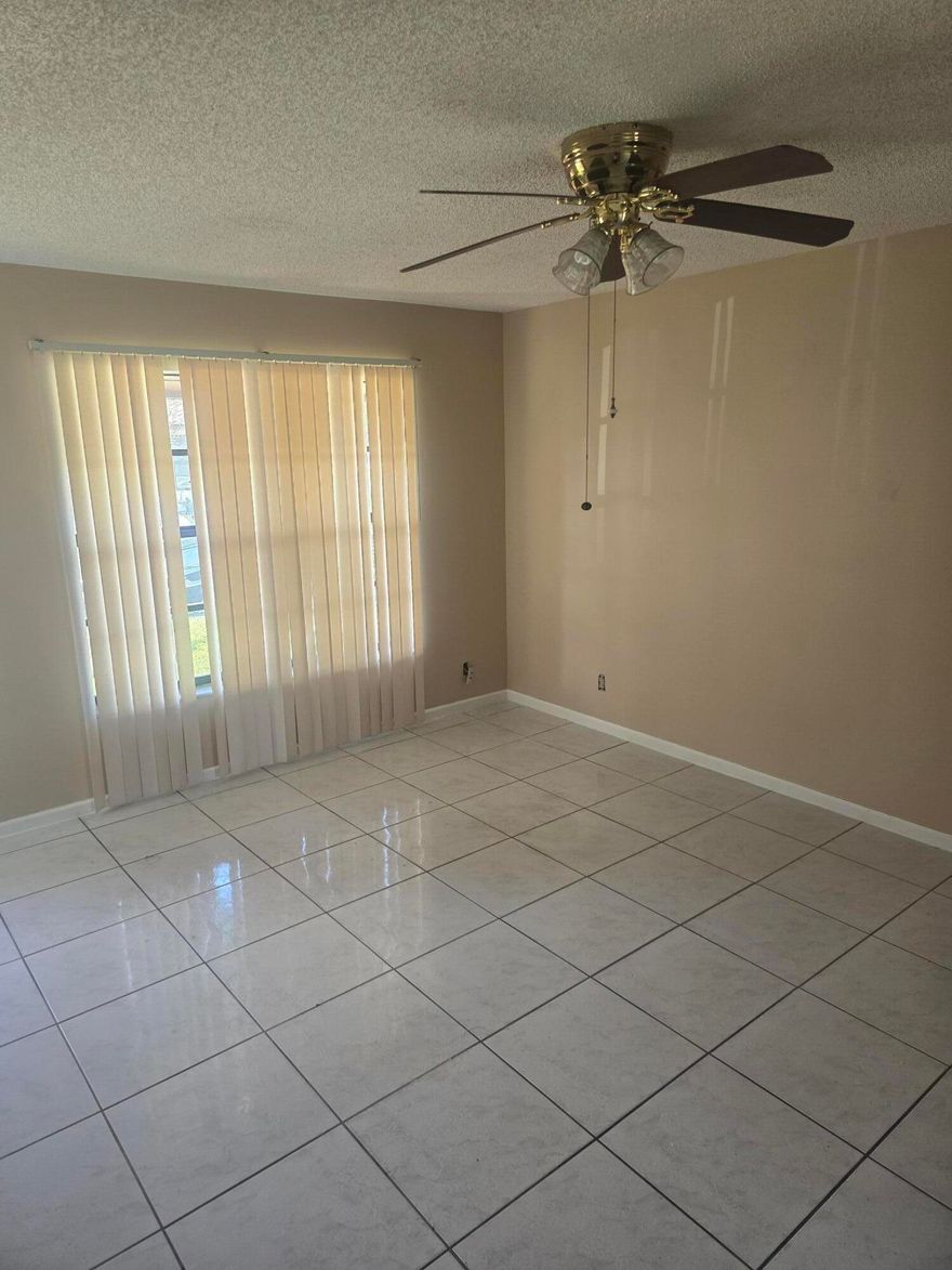 Come see this charming 2-bedroom, 1-bath villa featuring a large living room and plenty of space throughout. Located in a charming and peaceful environment, this home is move-in ready and perfect for comfortable living.