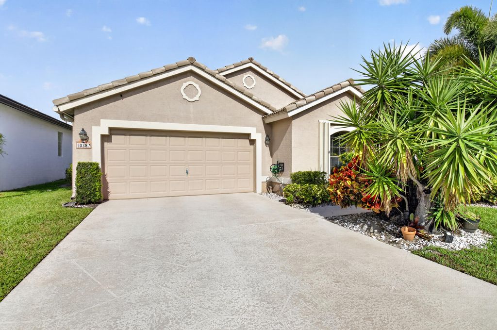 Photo of 10387 Lexington Circle S, Boynton Beach, FL 33436 (MLS # B26014614)