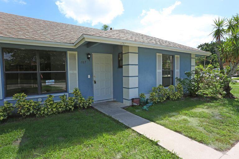 Cozy little 2 bedroom and 2 bathroom home with nice screened patio. Quiet street in desirable location. Easy parking!