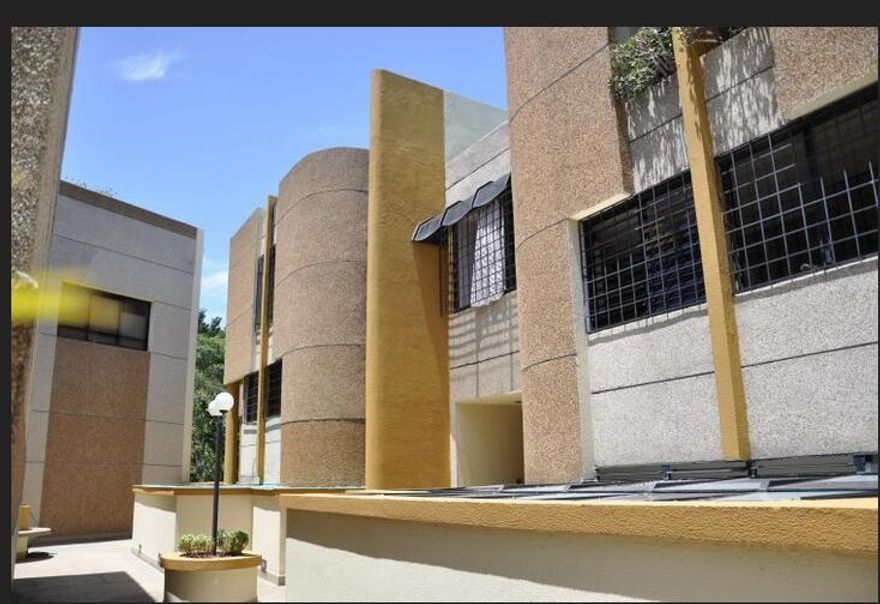 CARACAS - ALTO PRADO - VENEZUELA : Casa de lujo con todas las comodidades, muy iluminada , muy segura, muy amplia, con acabados de primera, piso de parquet, 6 puestos de estacionamientos , una vista sin igual, se vende con todo lo que esta adentro, terraza, zonas verdes, habitaciones amplias todas con su closet, cocina grande totalmente equipada, habitacion de servicio , zona privilegiada.