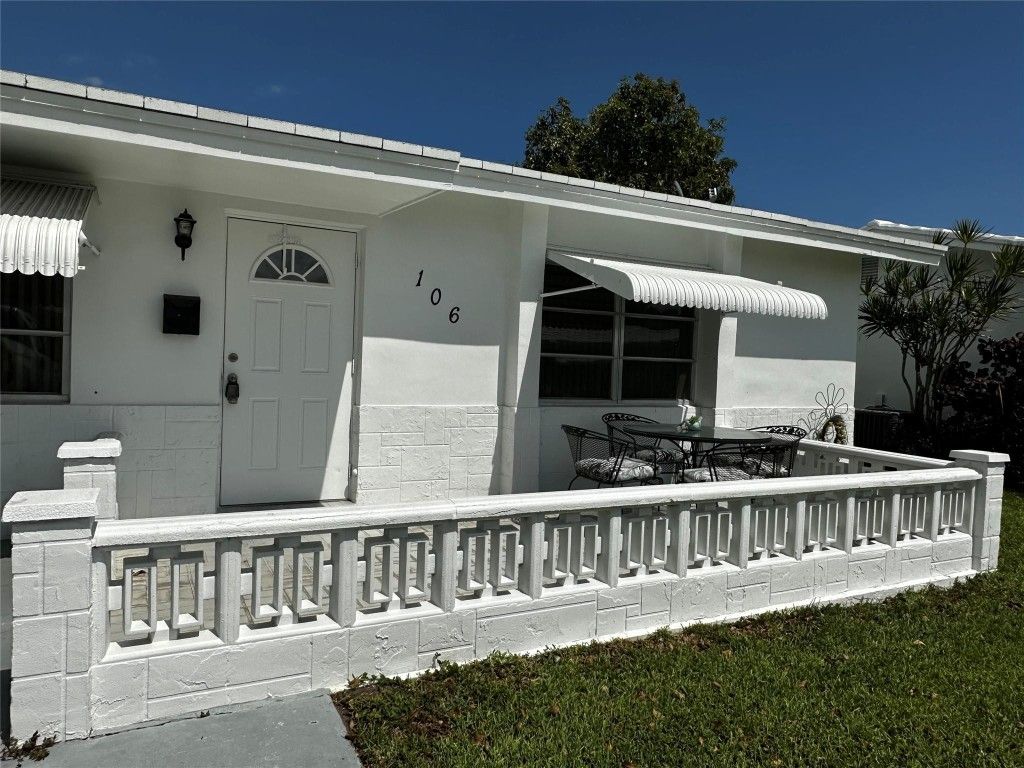 Photo of 106 SW 9th Street, Boynton Beach, FL 33426 (MLS # F10483253)