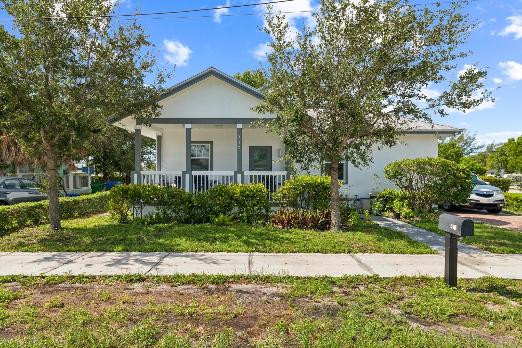 313 W 13th St