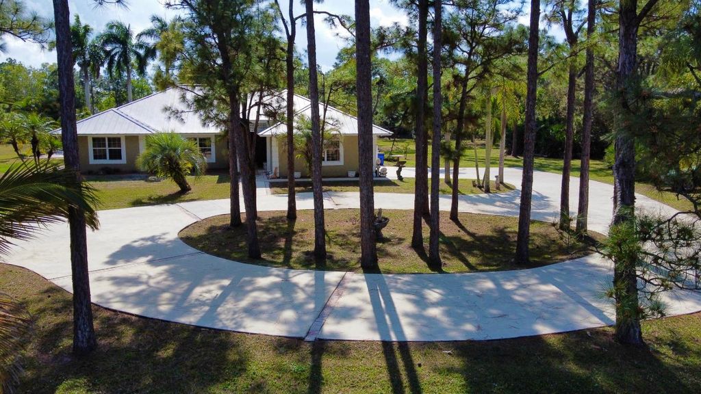 Photo of 2884 SE Ranch Acres Circle, Jupiter, FL 33478 (MLS # R11158387)