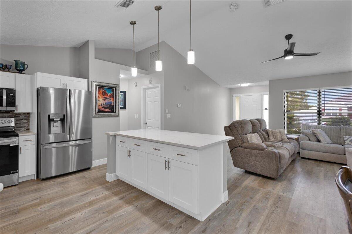 838 SW SAIL Terrace