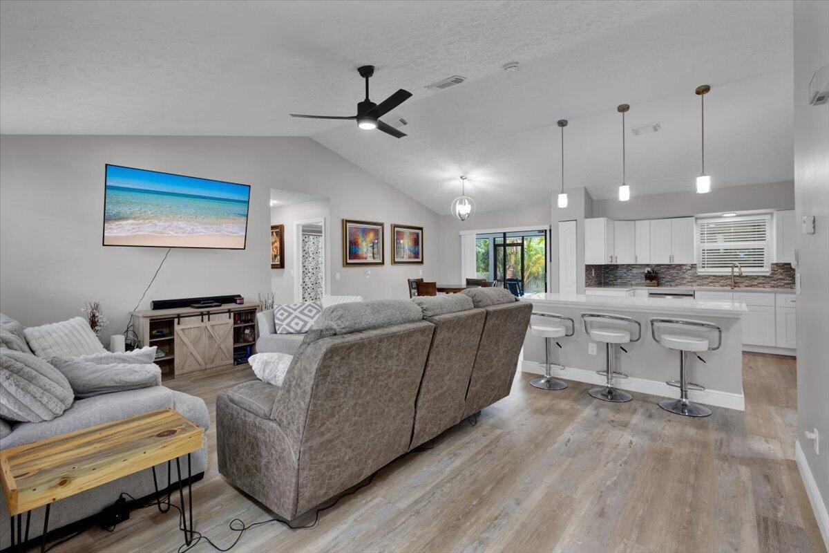 838 SW SAIL Terrace