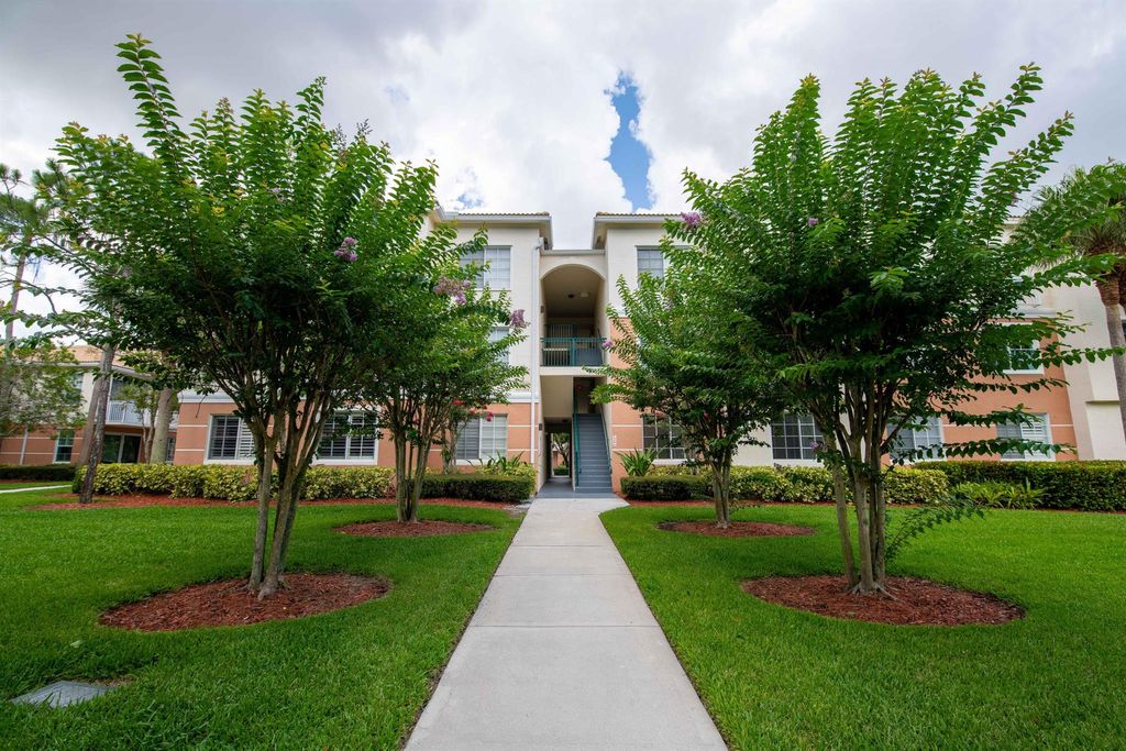 Photo of 4103 Myrtlewood Circle E, Palm Beach Gardens, FL 33418 (MLS # R10999631)