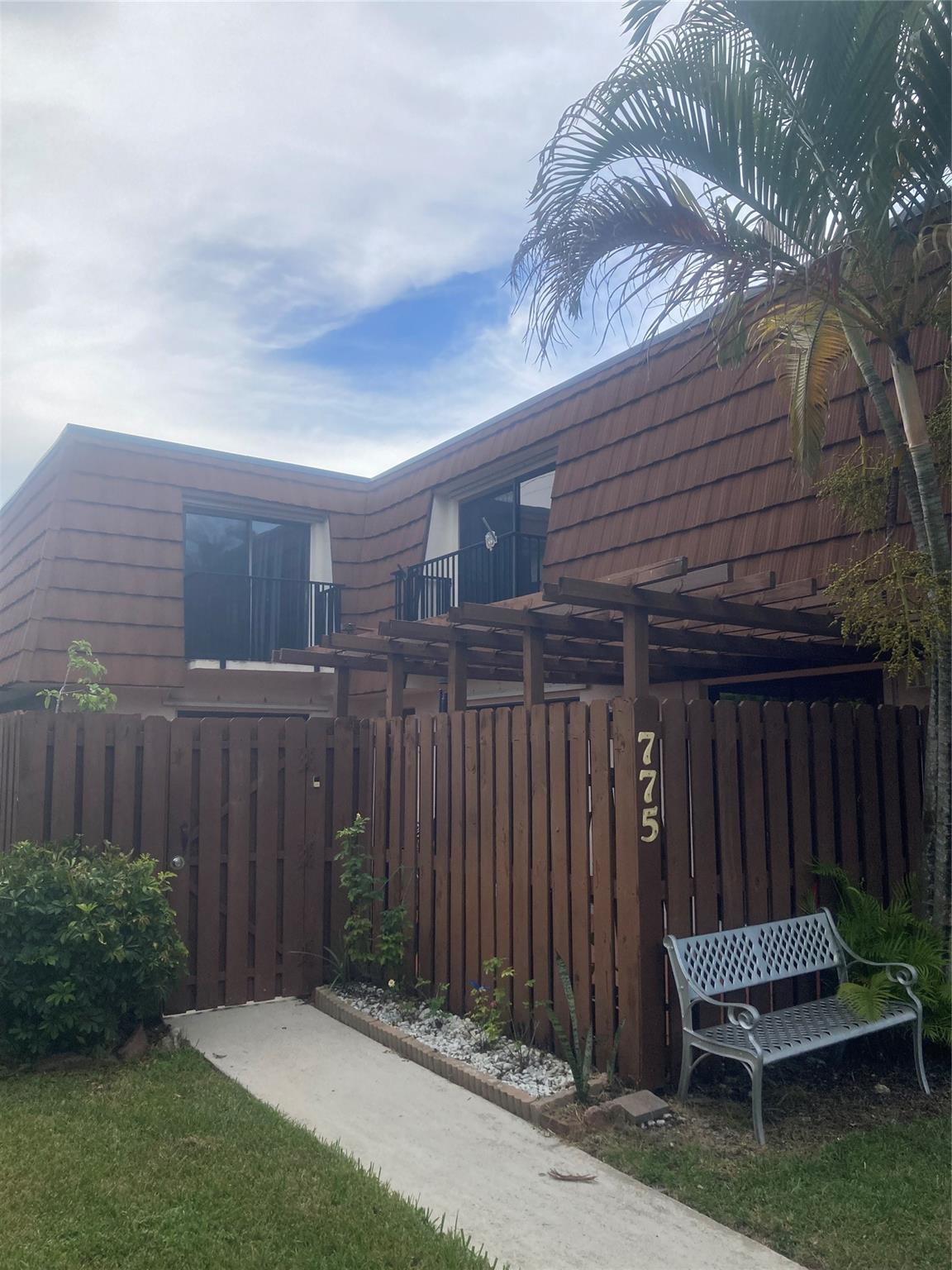 Welcome to this beautifully maintained townhouse in one of Davie’s most family-oriented communities! Built in 1983 and in excellent condition, this spacious 2-story home features:
3 bedrooms / 2.5 bathrooms
Bright and open floor plan with plenty of natural light
Tile floors throughout
Private fenced-in patio—perfect for outdoor relaxation
Well-kept kitchen and bathrooms
Community amenities include:
Clubhouse
Swimming pool
Tennis & basketball courts
BBQ/picnic area
Playground
Conveniently located near top-rated schools, shops, dining, and major highways. A perfect place to call home in the heart of Davie!