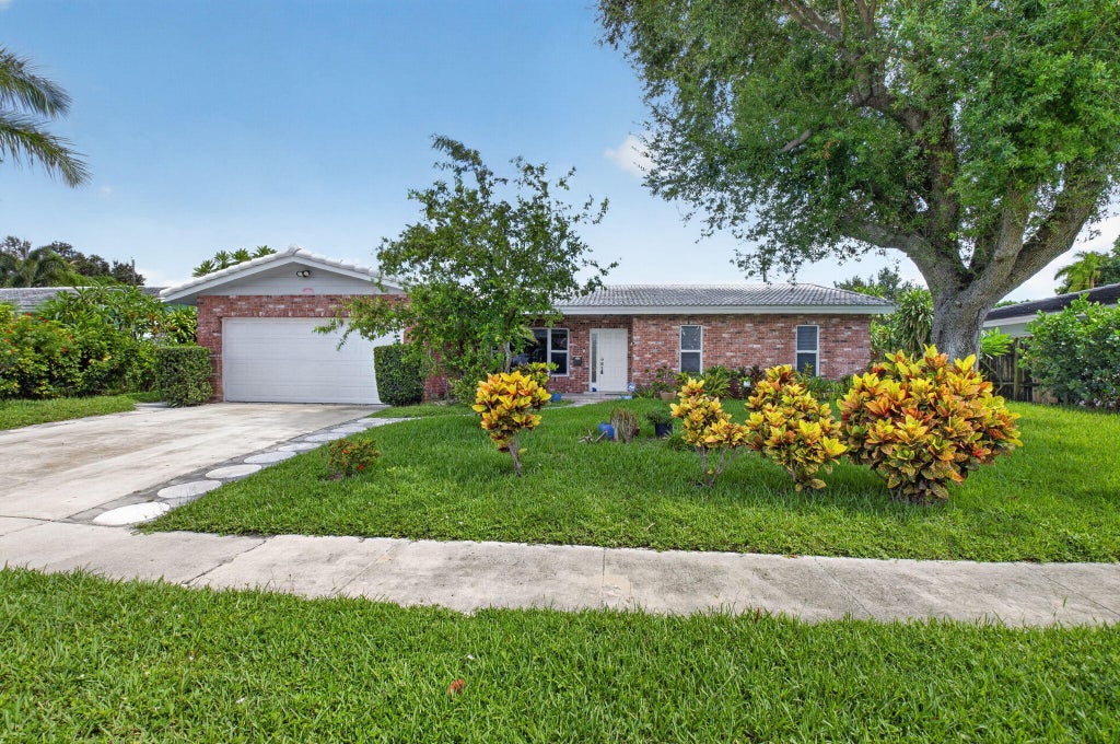 Photo of 1301 SW 8TH Street, Boca Raton, FL 33486 (MLS # B26053914)
